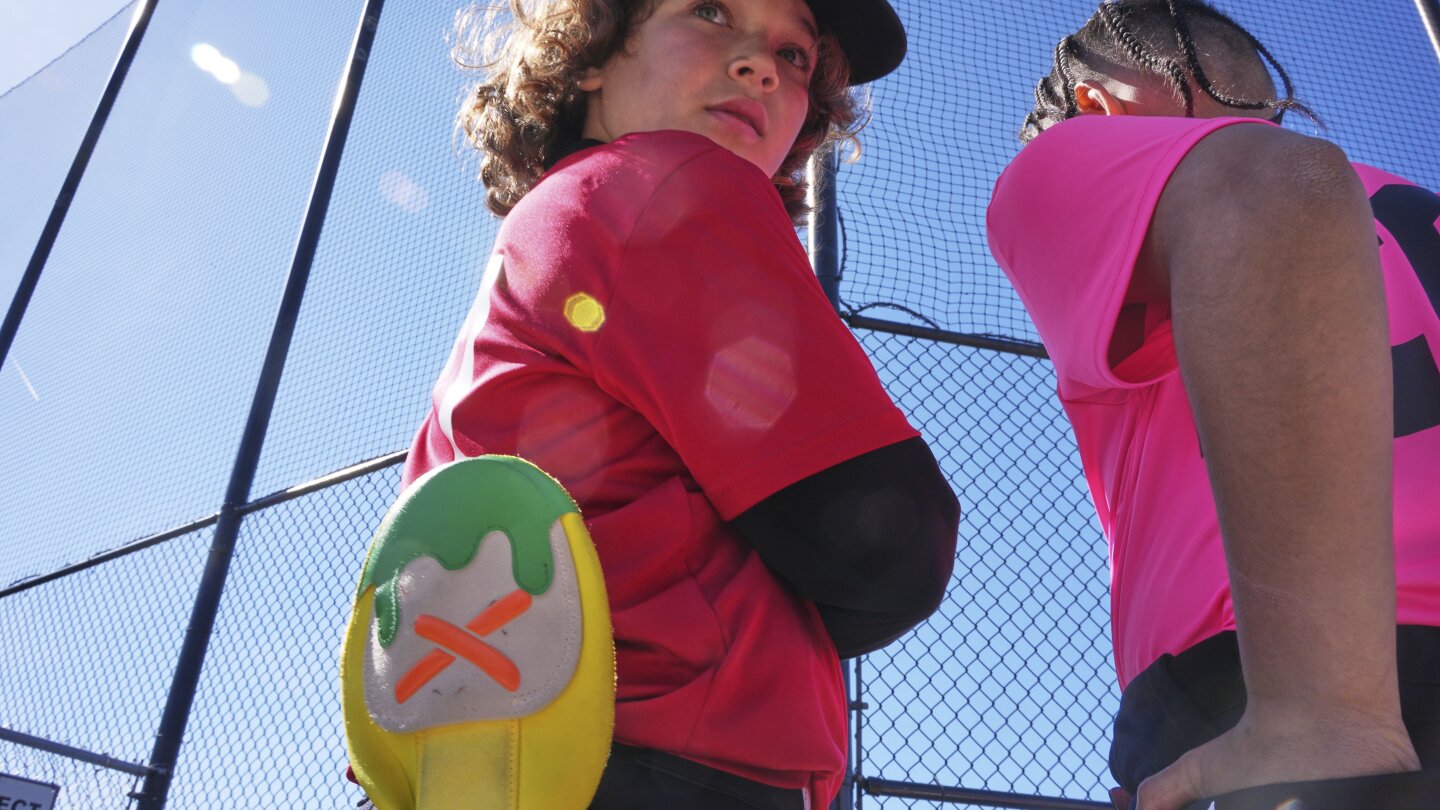 sliding-mitts-are-baseball’s-‘must-have,’-even-if-at-youth-levels,-they’re-all-fashion,-no-function