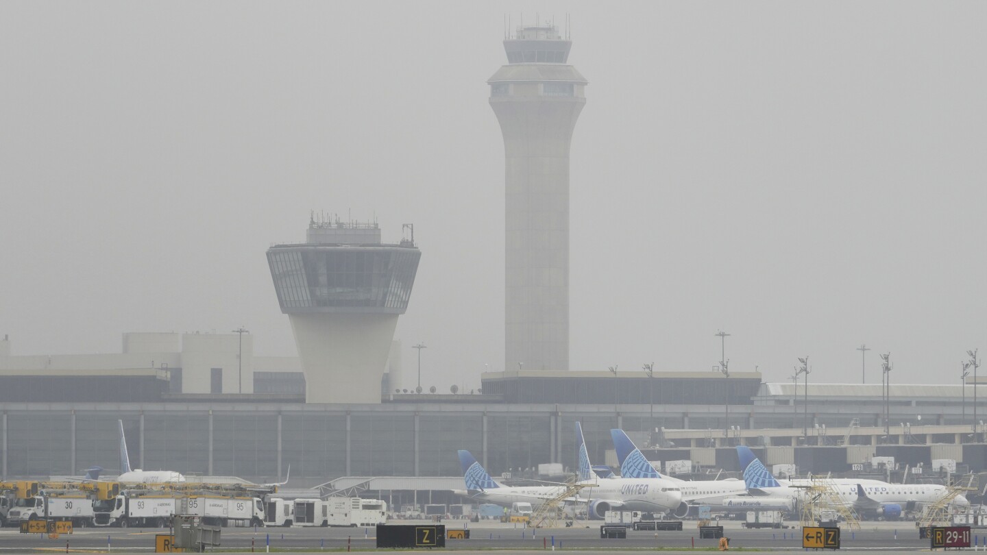 controllers-briefly-lost-contact-with-newark-planes-before-wider-flight-disruptions