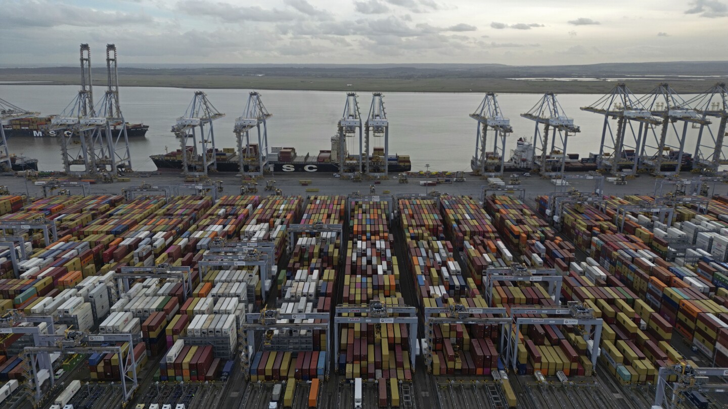 us-and-uk-expected-to-make-announcements-after-trump-touts-a-‘major-trade-deal’