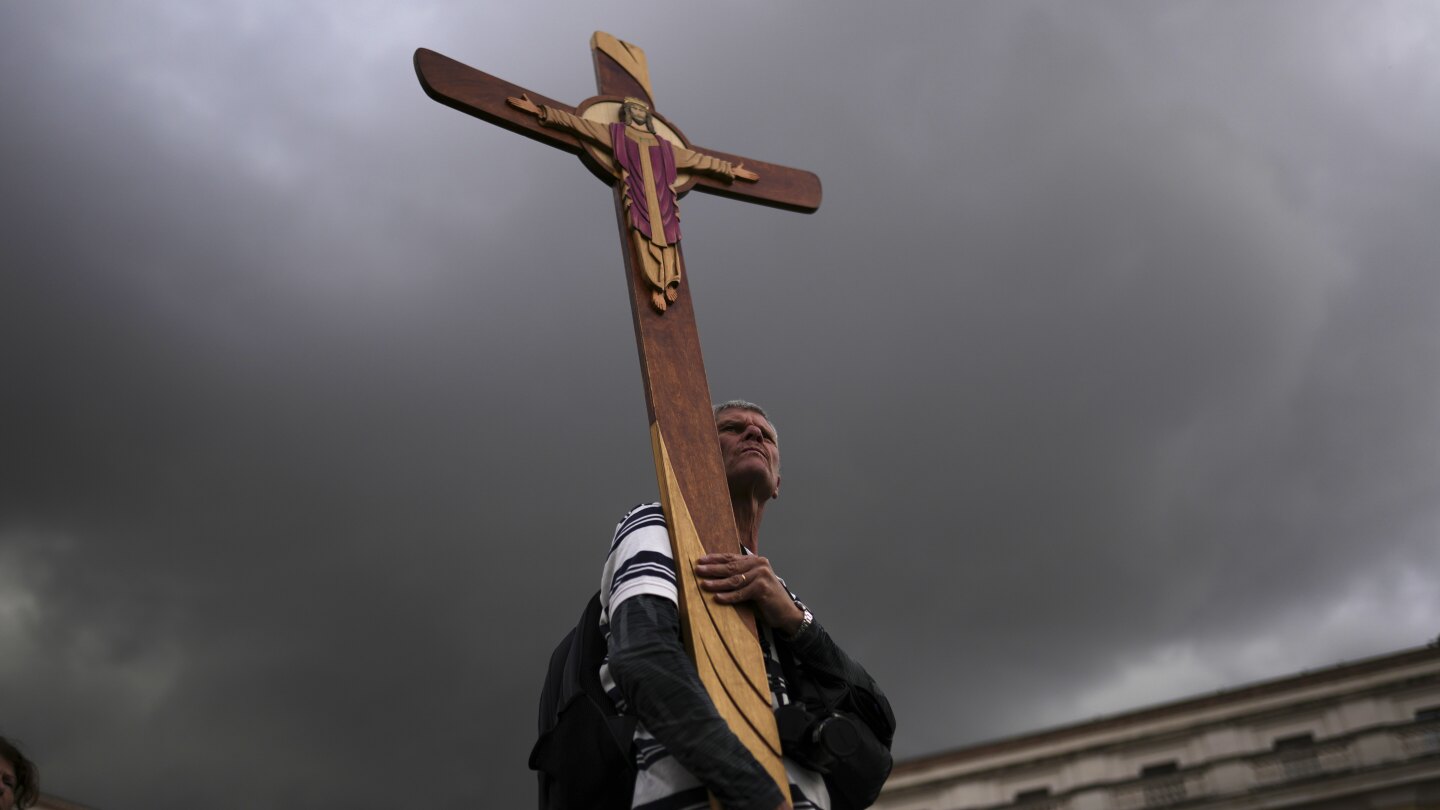 ap-photos:-cardinals-return-to-the-sistine-chapel-for-a-second-day-of-voting-to-elect-a-new-pope