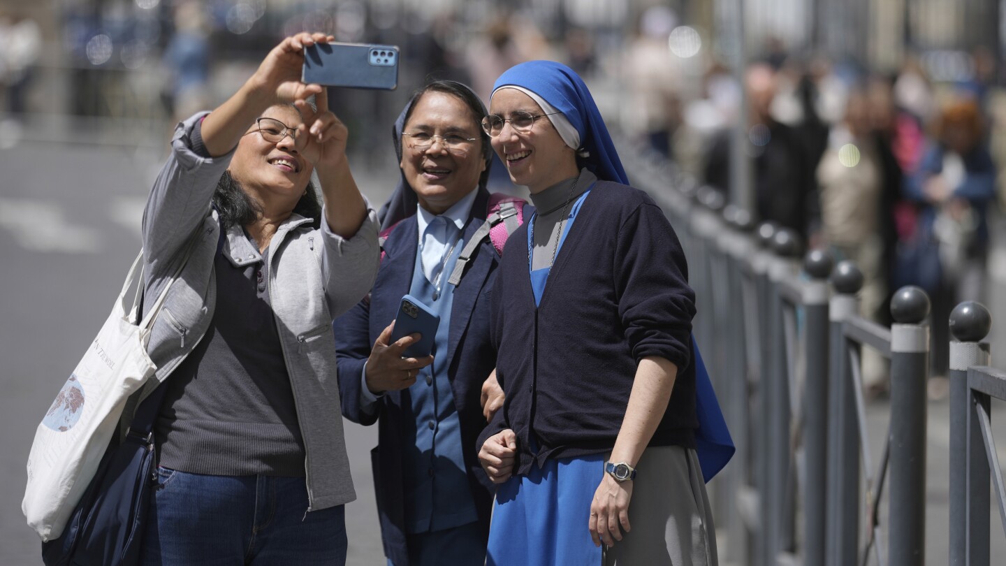 cardinals-return-to-the-sistine-chapel-to-vote-on-a-new-pope-after-the-first-ballot-fails