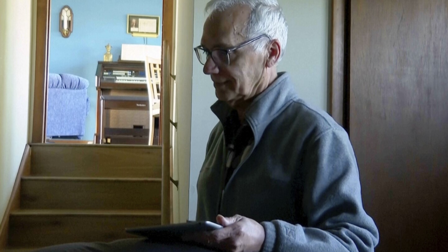 the-pope-is-on-the-line:-ap-is-there-for-pontiff’s-call-to-his-brother-in-chicago