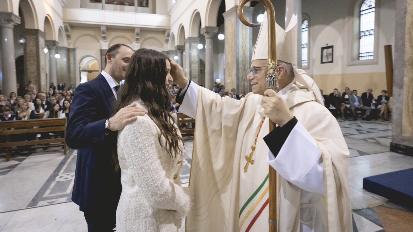 como-cardenal,-el-papa-leon-xiv-equilibro-lo-sacramental-y-lo-personal-en-confirmacion-de-jovenes