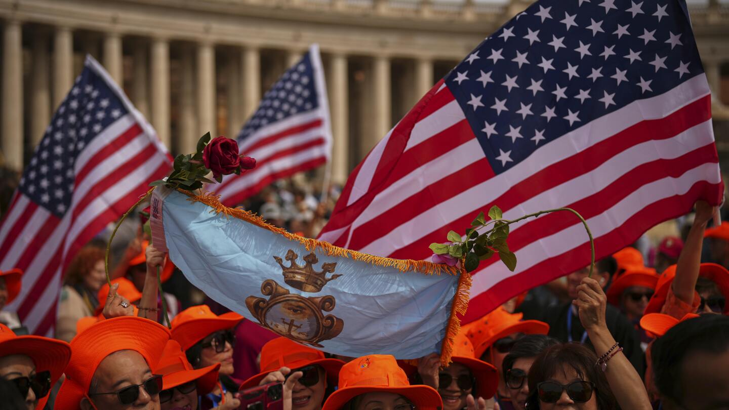 whoops,-waves,-tears:-faithful-react-to-pope-leo’s-first-sunday-blessing-in-st.-peter’s-sqaure