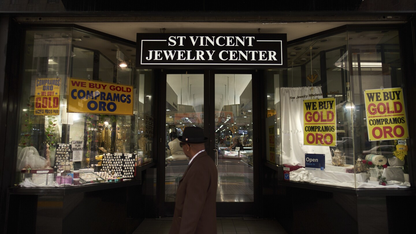 ap-photos:-economic-jitters-and-soaring-gold-prices-create-a-frenzy-for-us-jewelry-merchants