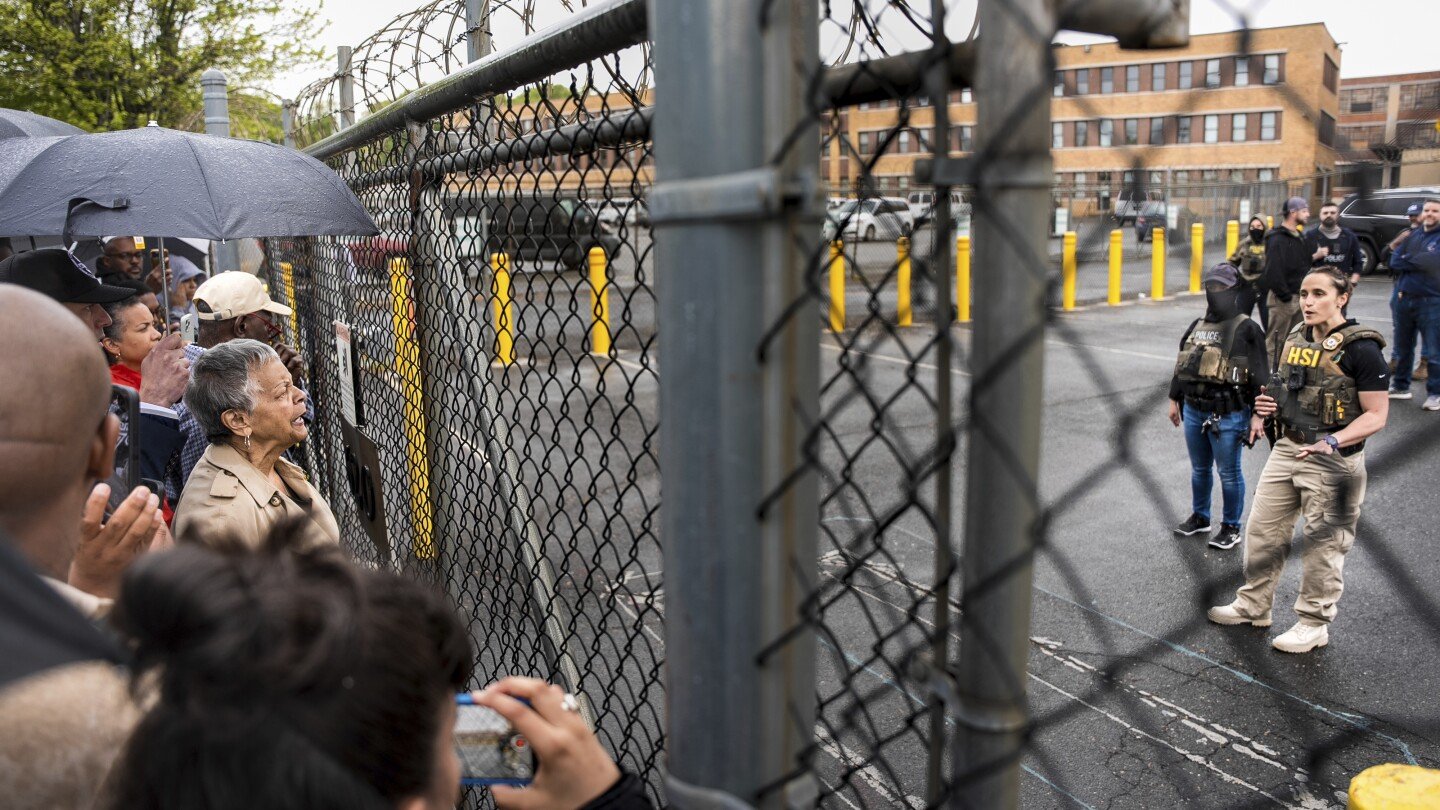 what-to-know-about-the-newark-mayor’s-arrest-at-an-immigration-detention-center