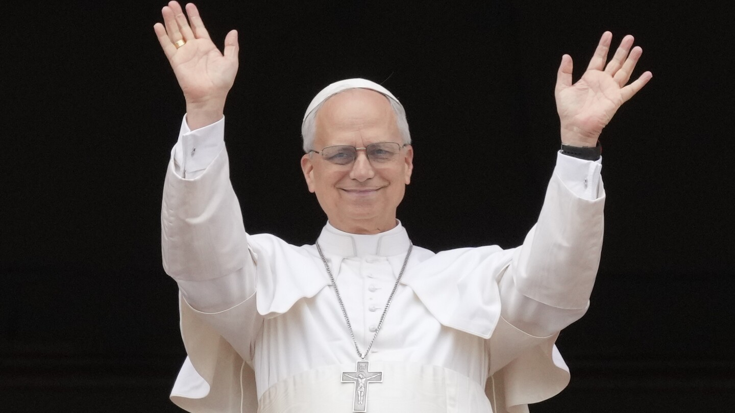 ap-photos:-pope-leo-xvi-addresses-crowds-in-his-first-sunday-noon-blessing-as-pontiff
