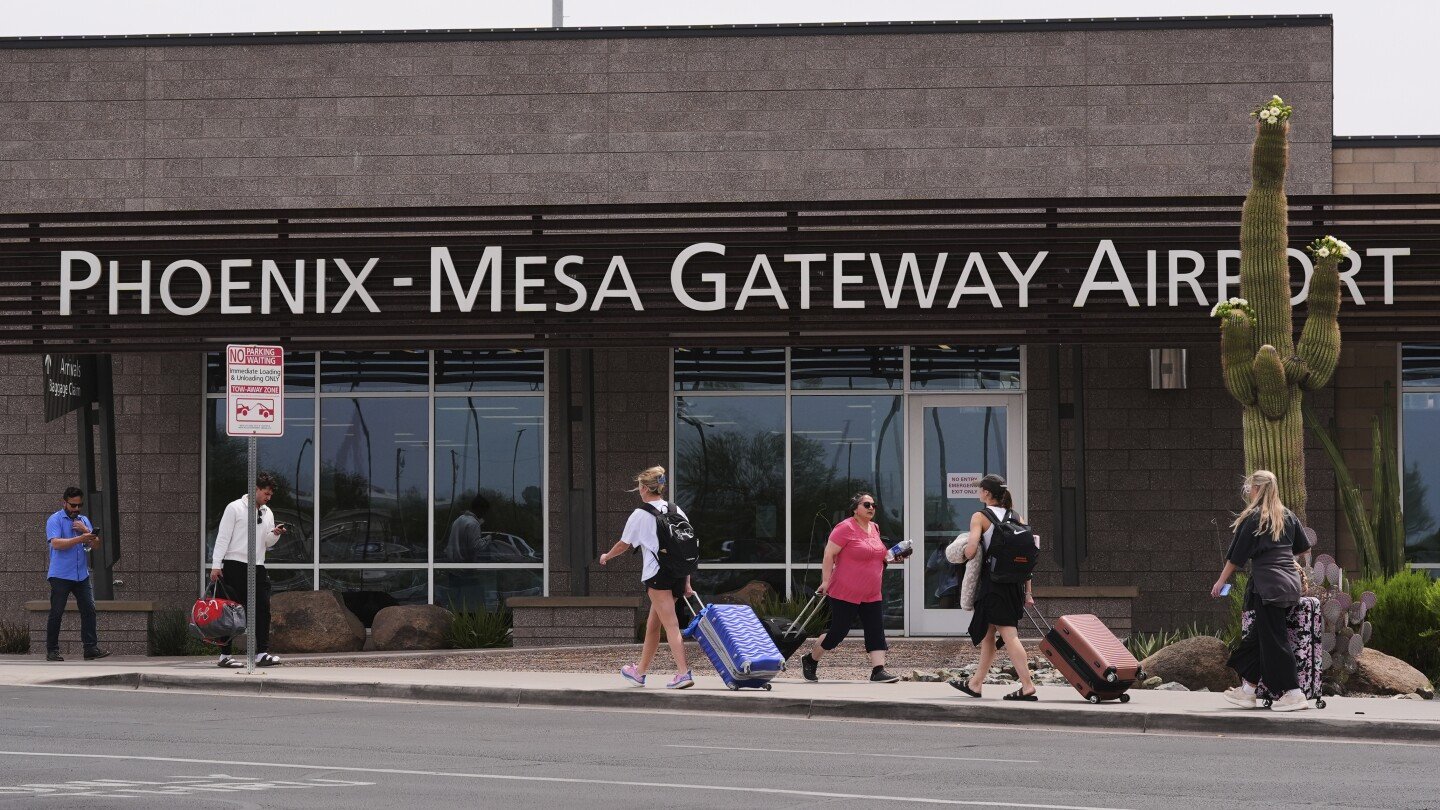 budget-airline-begins-deportation-flights-for-ice-with-start-of-arizona-operations