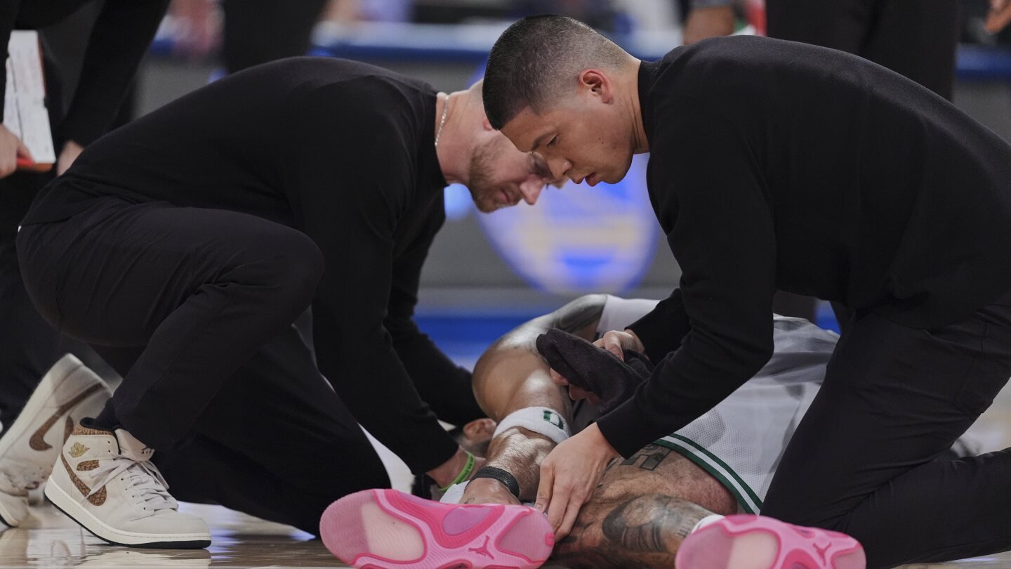 jayson-tatum-carried-off-floor-with-right-leg-injury-late-in-celtics’-loss-in-game-4-to-knicks