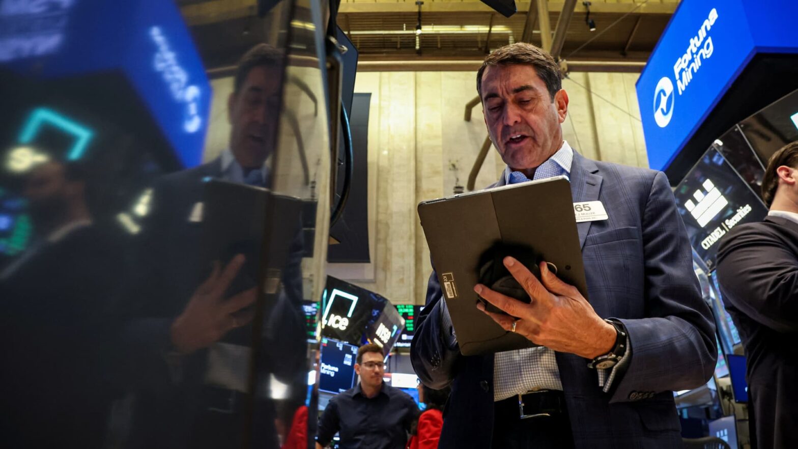 stock-futures-are-flat-on-tuesday-with-nasdaq-riding-five-day-winning-streak:-live-updates