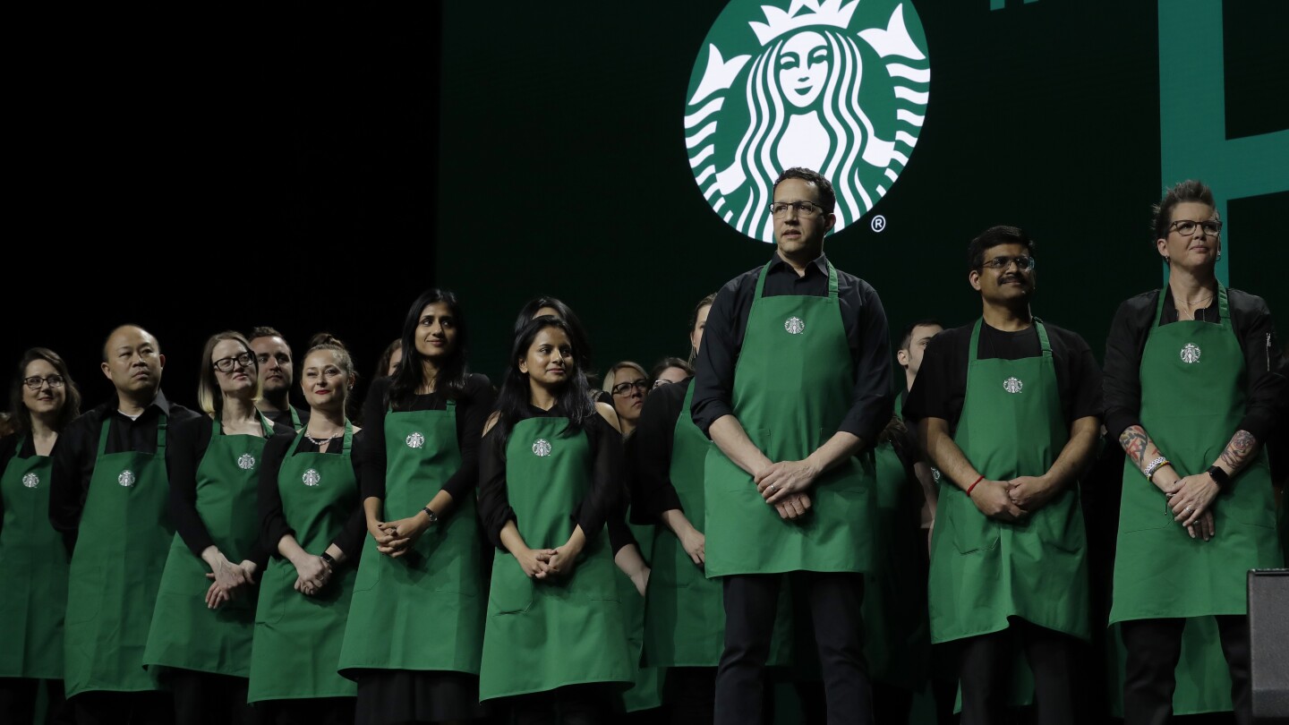 more-than-1,000-starbucks-baristas-go-on-strike-to-protest-new-dress-code