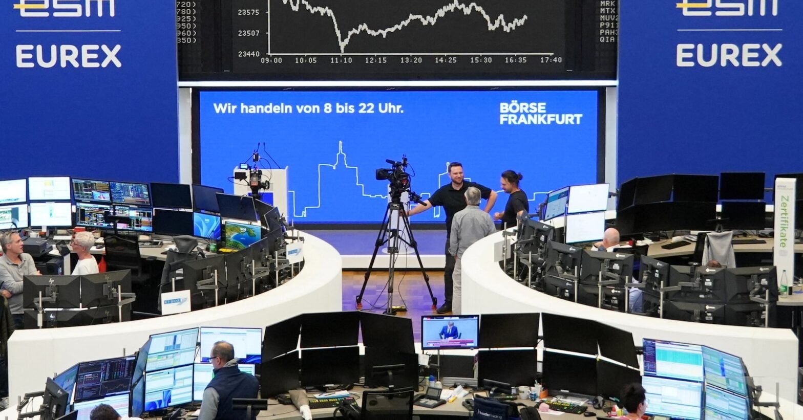 stocks-drift,-dollar-wobbles-as-markets-bide-time-ahead-of-us-data