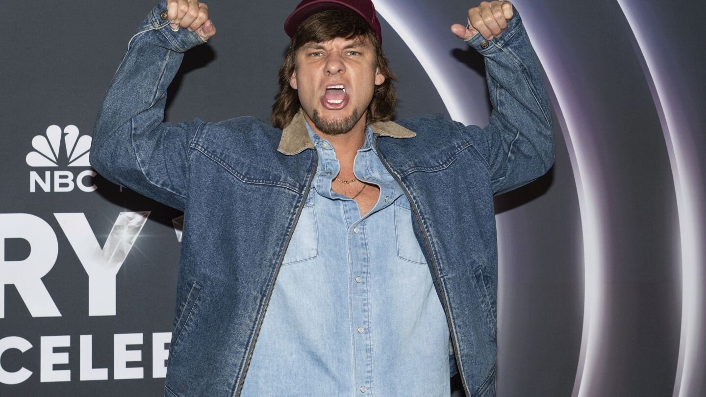 theo-von-riffs-on-drugs,-disabilities-and-homosexuality-before-trump-speaks-at-us-base-in-qatar