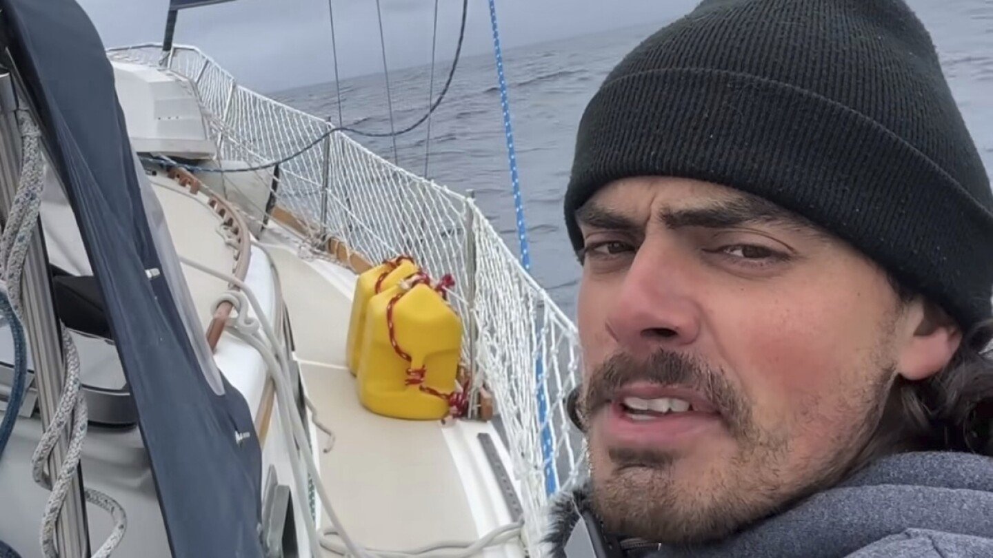 sailing-from-oregon-to-hawaii-after-quitting-his-job-turns-a-man-with-a-cat-into-social-media-star