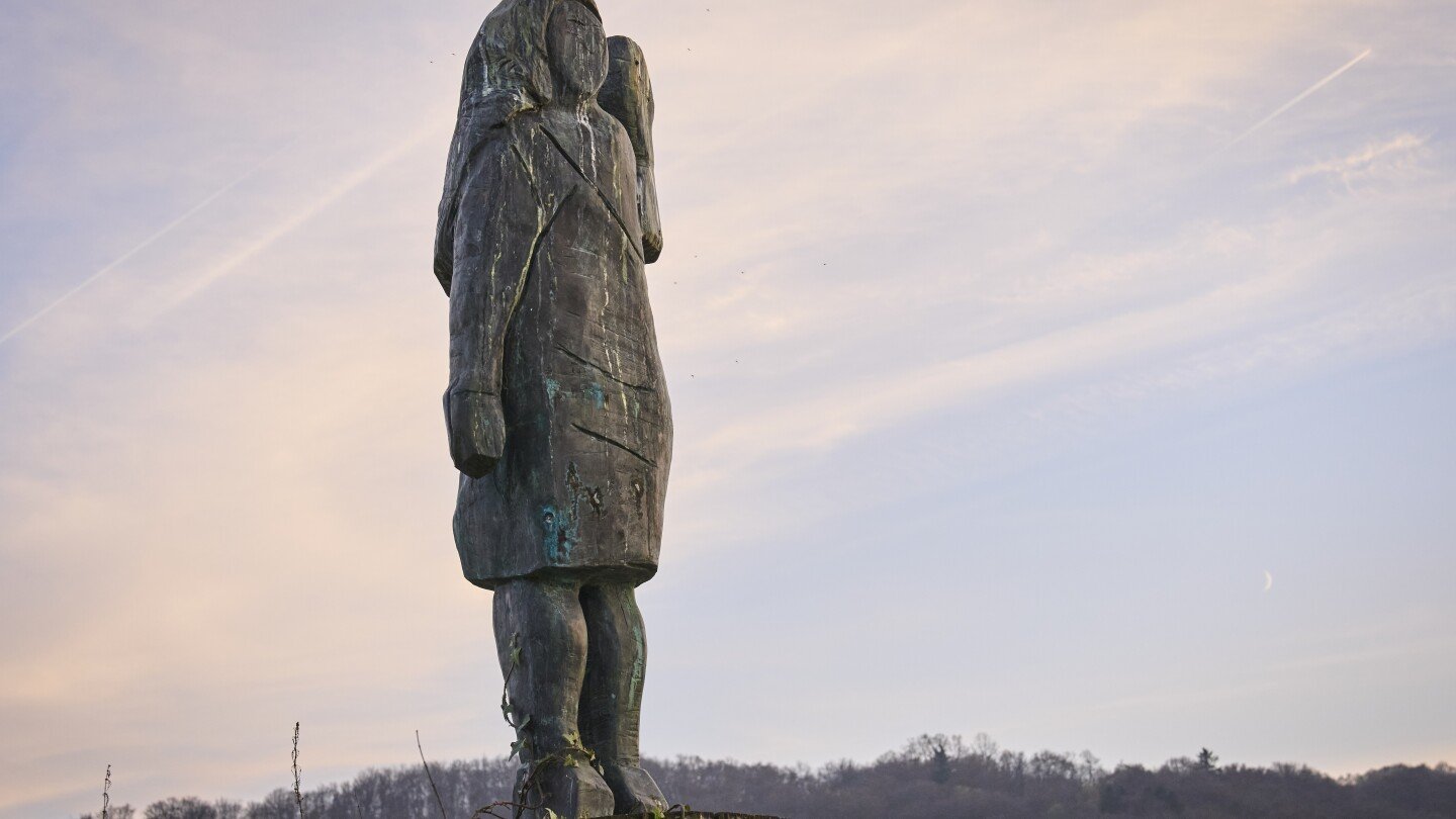 police-investigate-disappearance-of-melania-trump’s-statue-in-her-native-slovenia