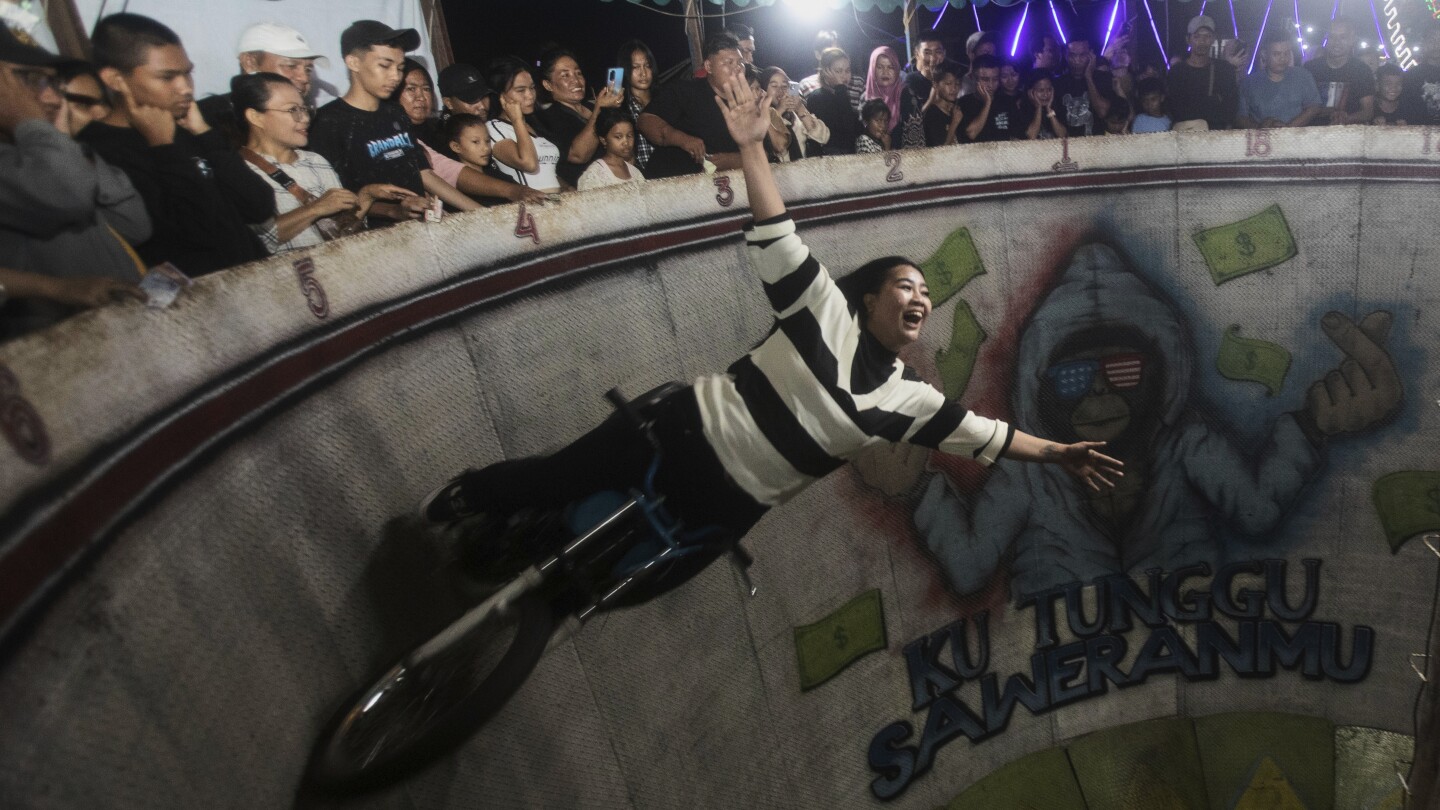 ap-photos:-a-death-defying-ride-and-a-night’s-earnings-in-satan’s-barrel