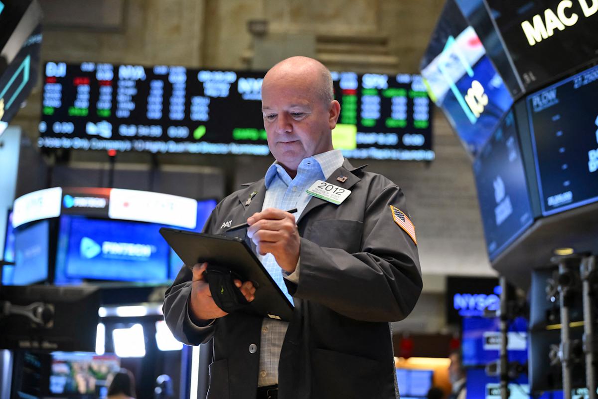 stock-market-today:-s&p-500-notches-5-day-win-streak,-nasdaq-gains-7%-for-week-as-wall-street-shakes-off-trade-war-worries