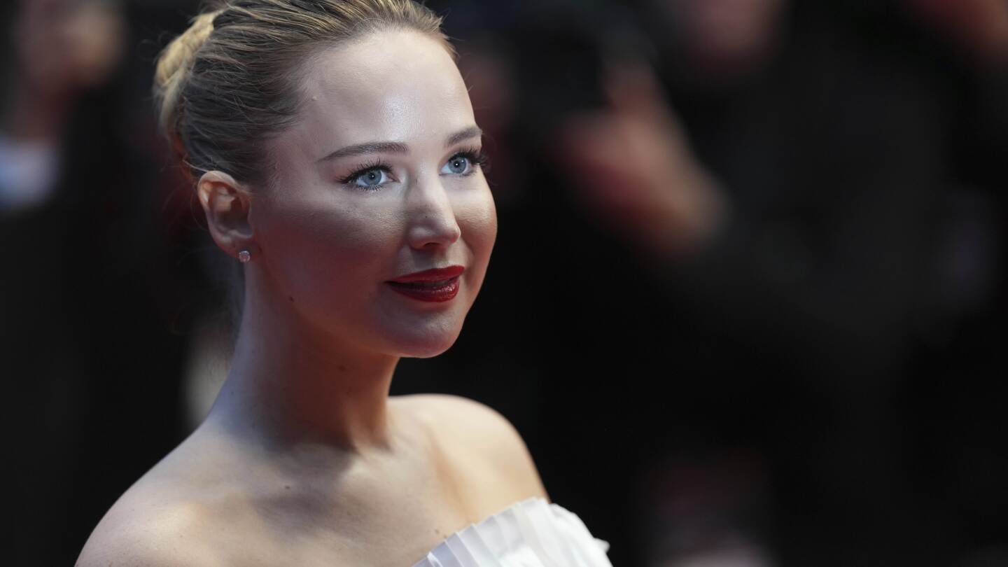 jennifer-lawrence-stirs-oscar-talk-in-cannes-for-‘die,-my-love’