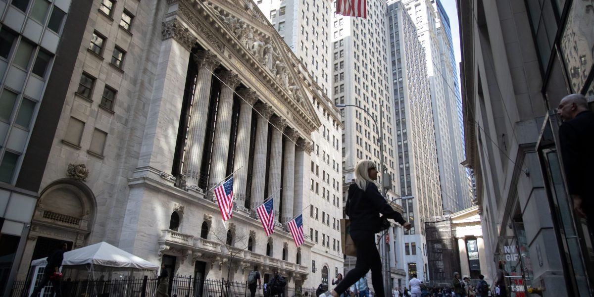 dow-futures-drop-250-points-as-moody’s-us.-debt-downgrade-weighs-on-stocks