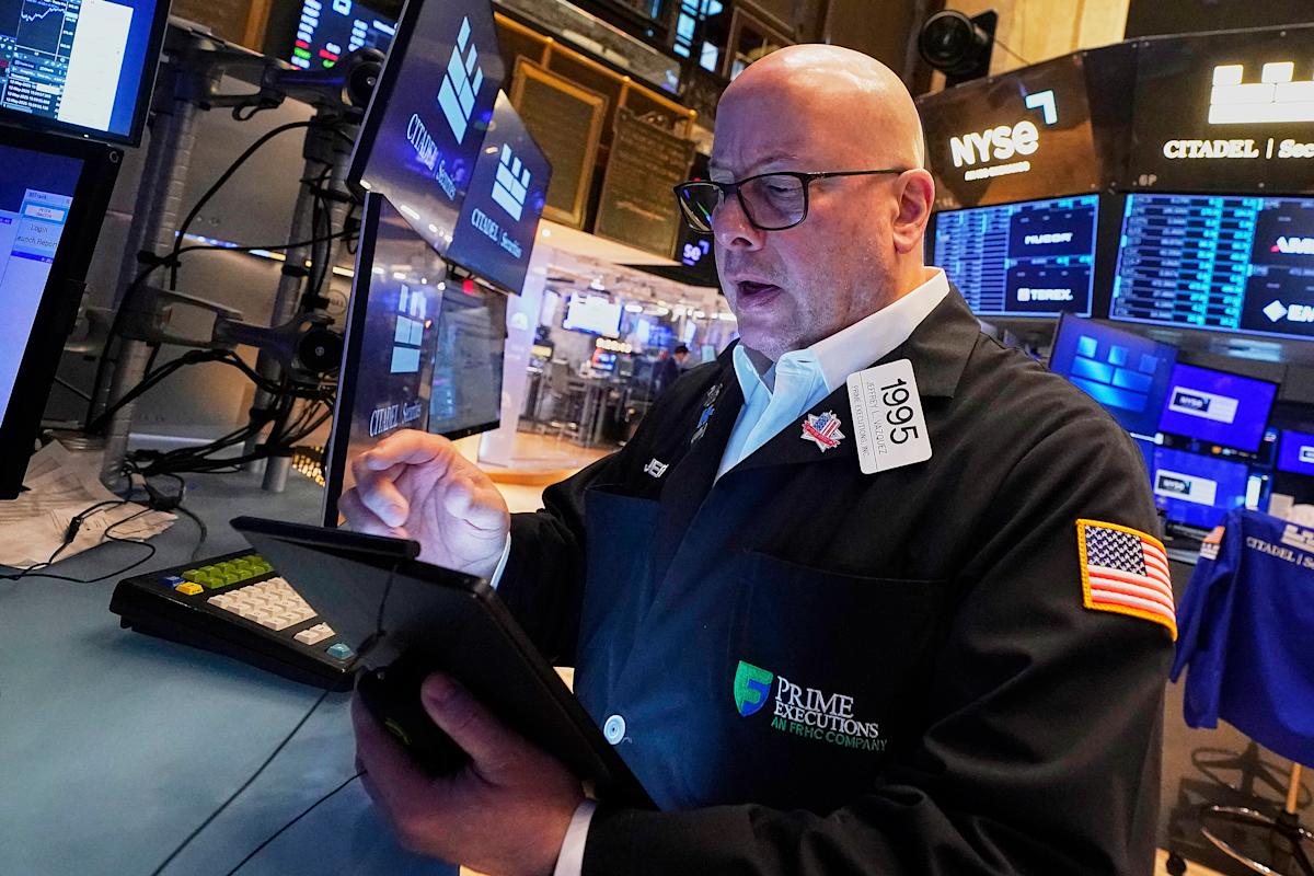 stock-market-today:-dow,-s&p-500,-nasdaq-stage-comeback-after-moody’s-downgrades-us-credit-rating