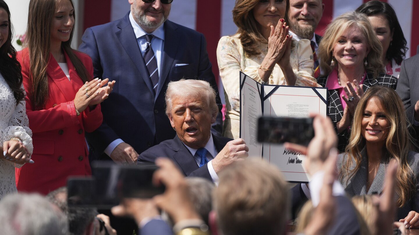 trump,-alongside-the-first-lady,-will-sign-a-bill-to-make-posting-‘revenge-porn’-a-federal-crime