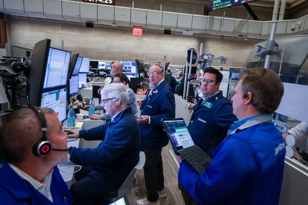 retail-traders-go-on-record-dip-buying-spree,-calming-a-jumpy-stock-market