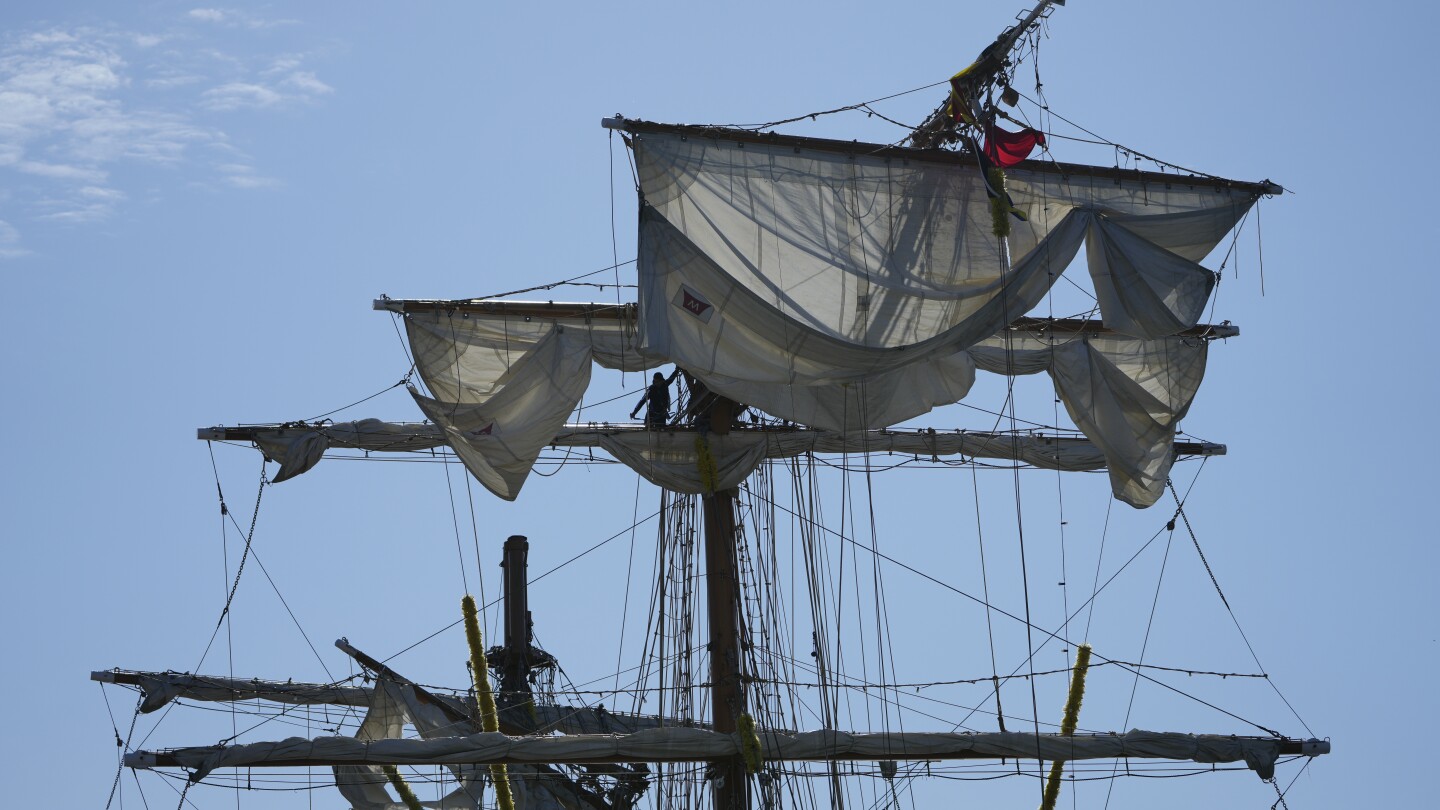 federal-officials-investigating-mexican-tall-ship’s-crash-into-brooklyn-bridge