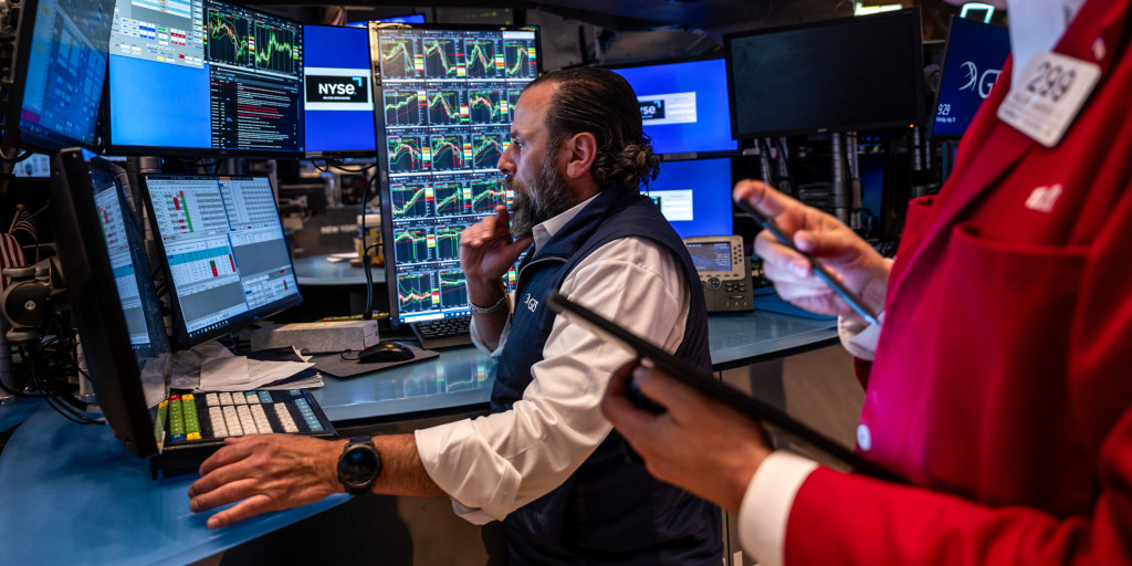investors-shrug-off-moody’s-downgrade-as-stocks,-us.-borrowing-costs-stay-largely-flat
