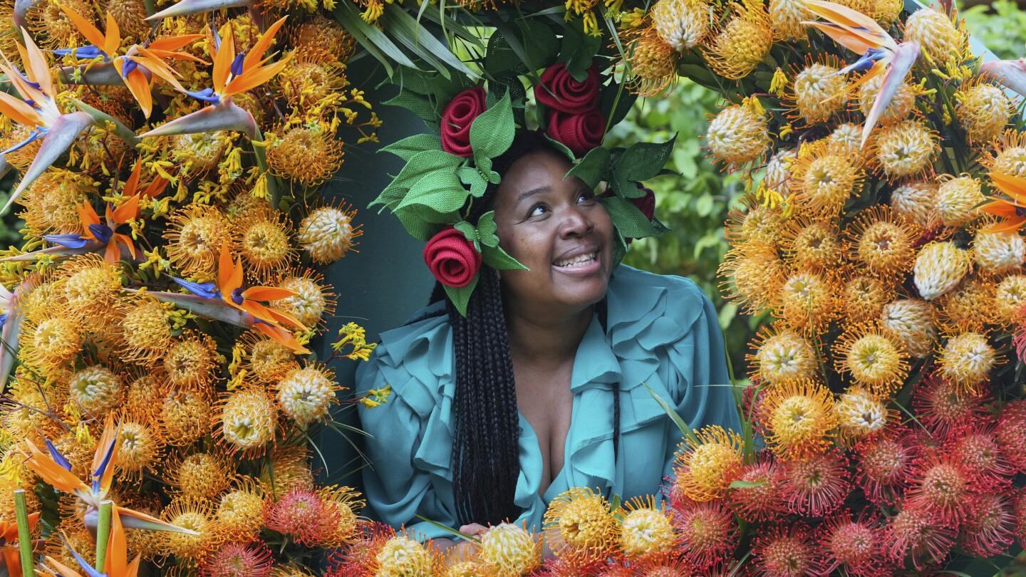 ap-photos:-chelsea-flower-show-blooms-with-royals,-celebrities-and-pets