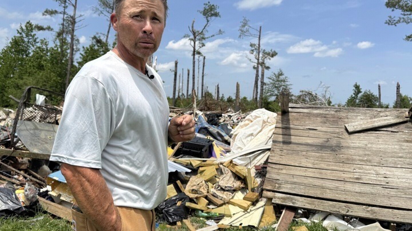 while-trump-overhauls-fema,-mississippi-tornado-survivors-await-assistance