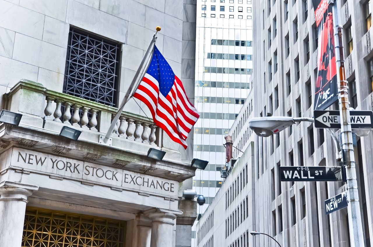 us-stock-market-live:-dow-futures-look-to-reverse-from-800-point-sell-off-as-yields-spike