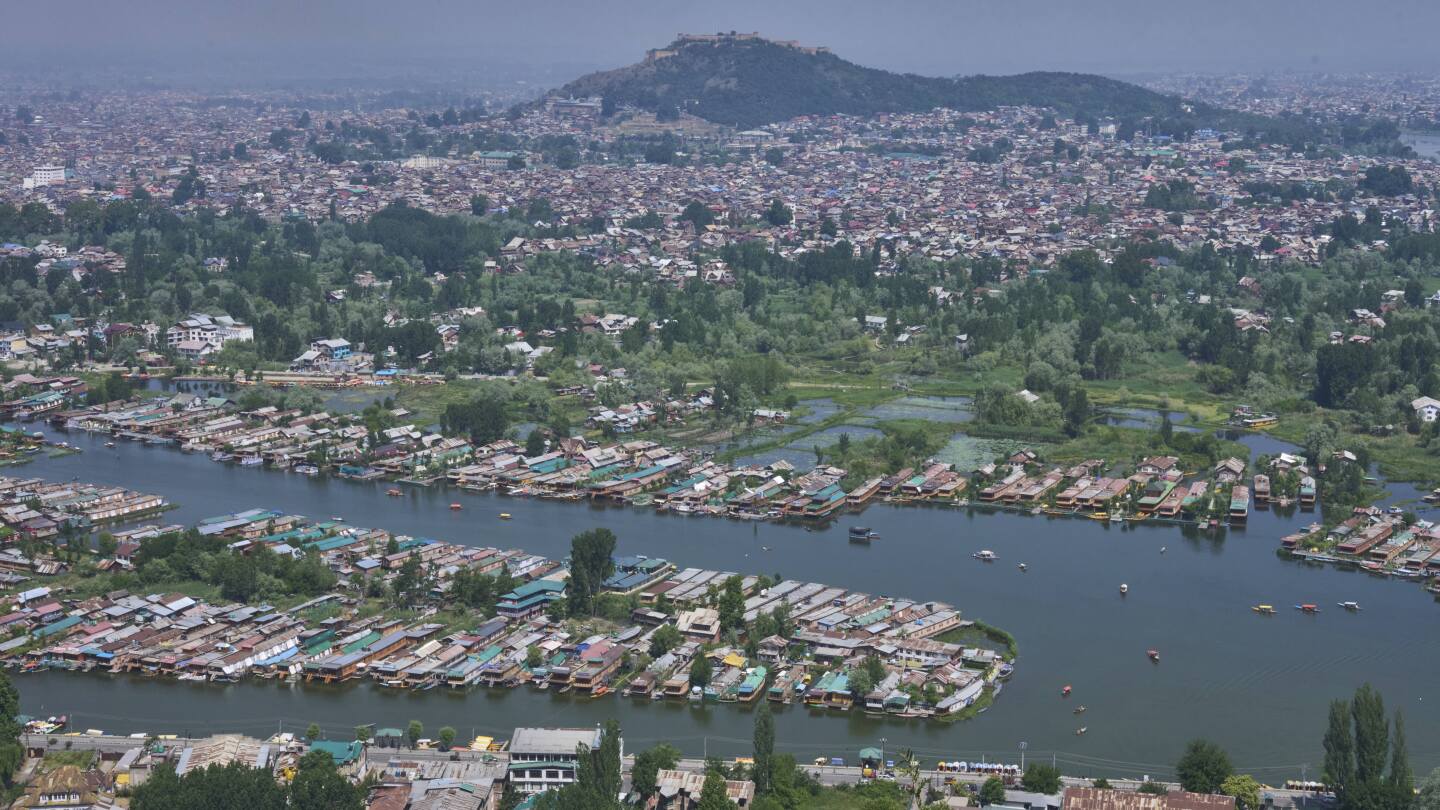 kashmir-tourism-bears-the-brunt-after-tourist-massacre-and-india-pakistan-military-strikes