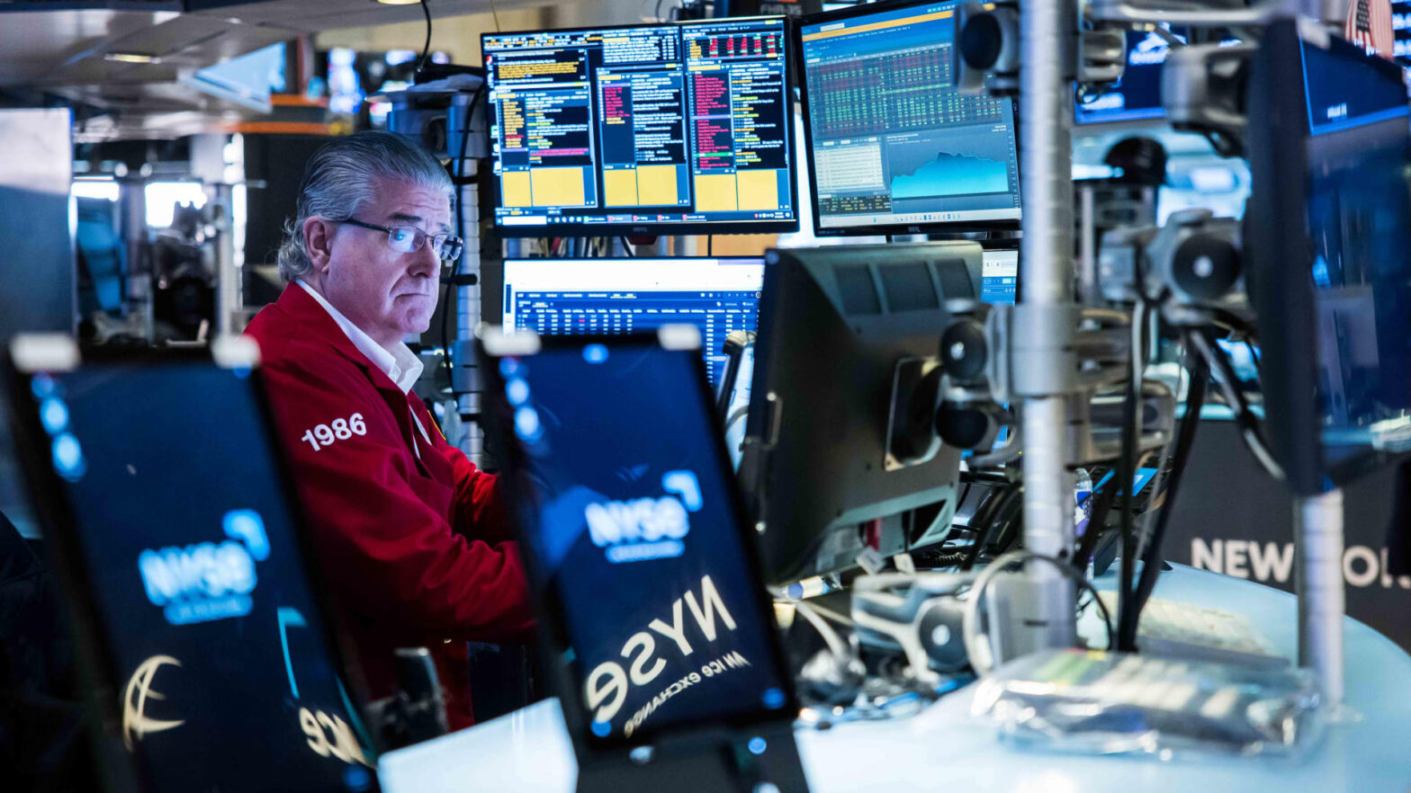 stock-futures-tick-higher-as-investors-try-to-look-past-economic-worries,-deficit-fears:-live-updates