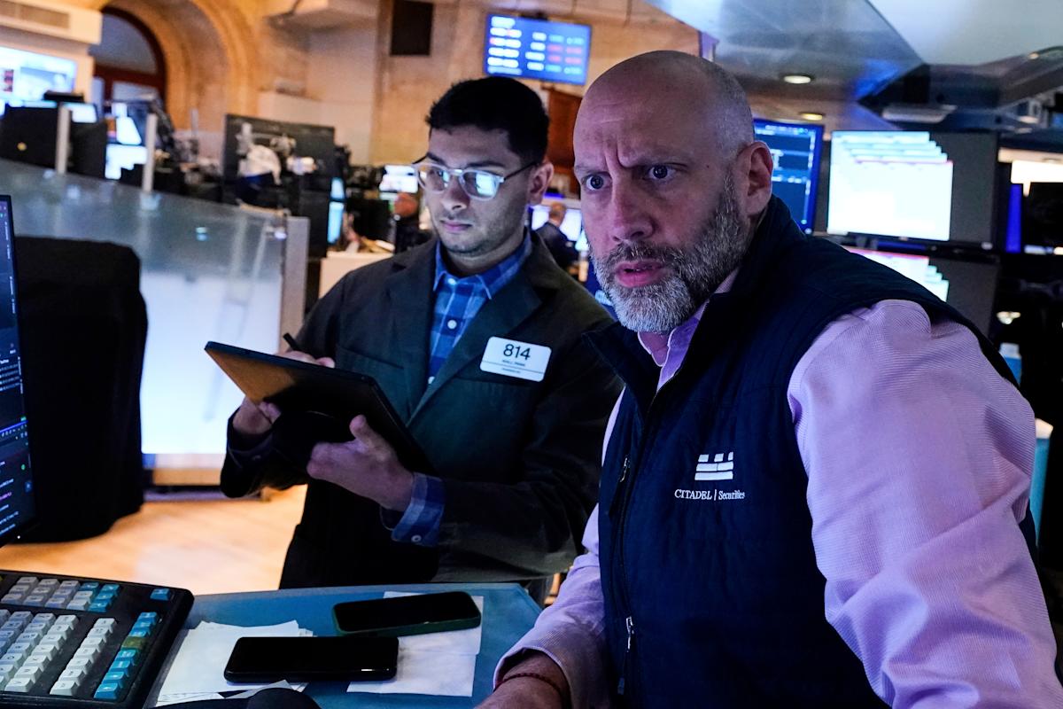 stock-market-today:-dow,-s&p-500,-nasdaq-futures-slip,-head-for-weekly-loss-as-trump-warns-apple-on-tariffs