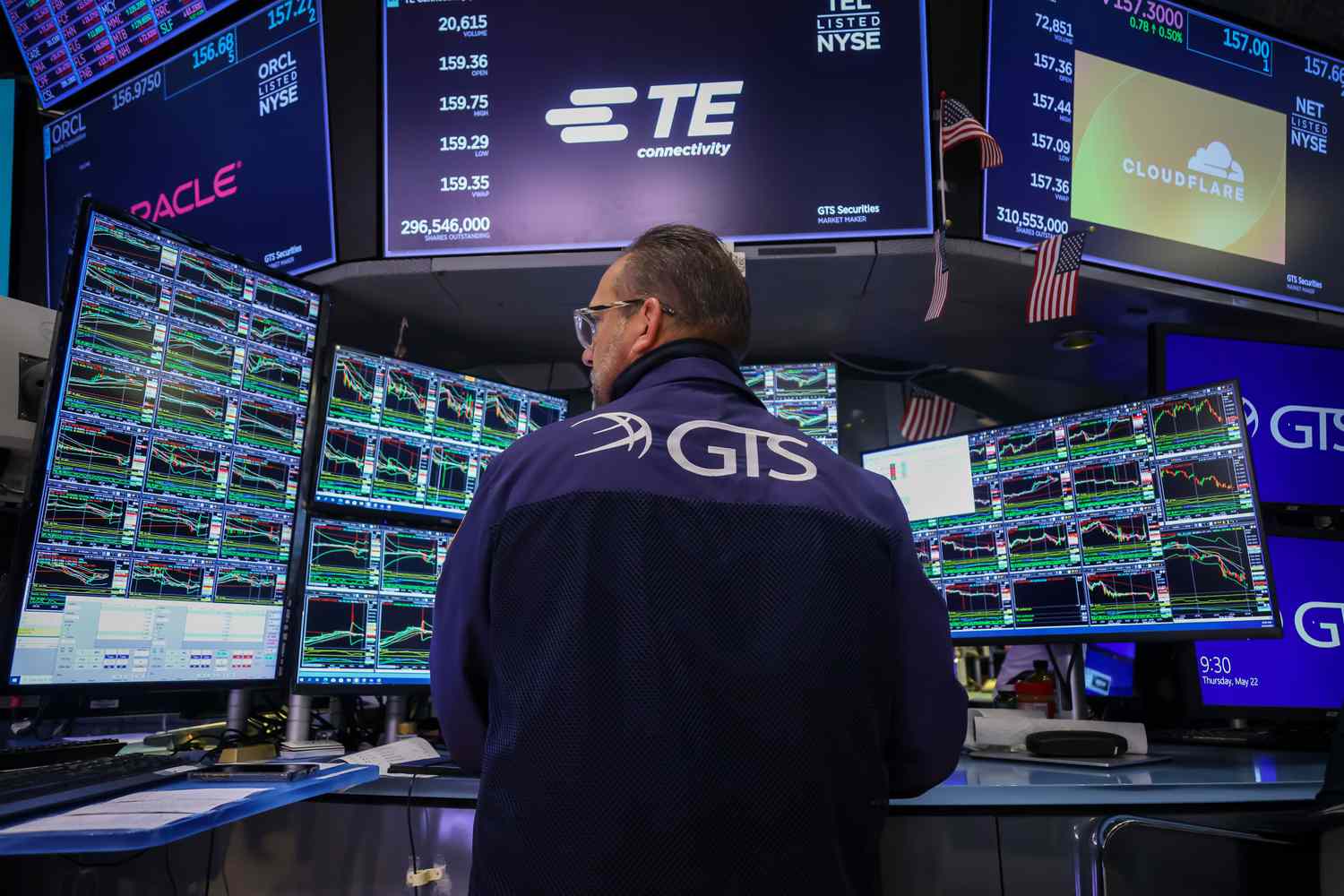 dow-jones-today:-stock-futures-slide-as-trump-threatens-eu,-apple-with-tariffs;-tech-shares-tumble