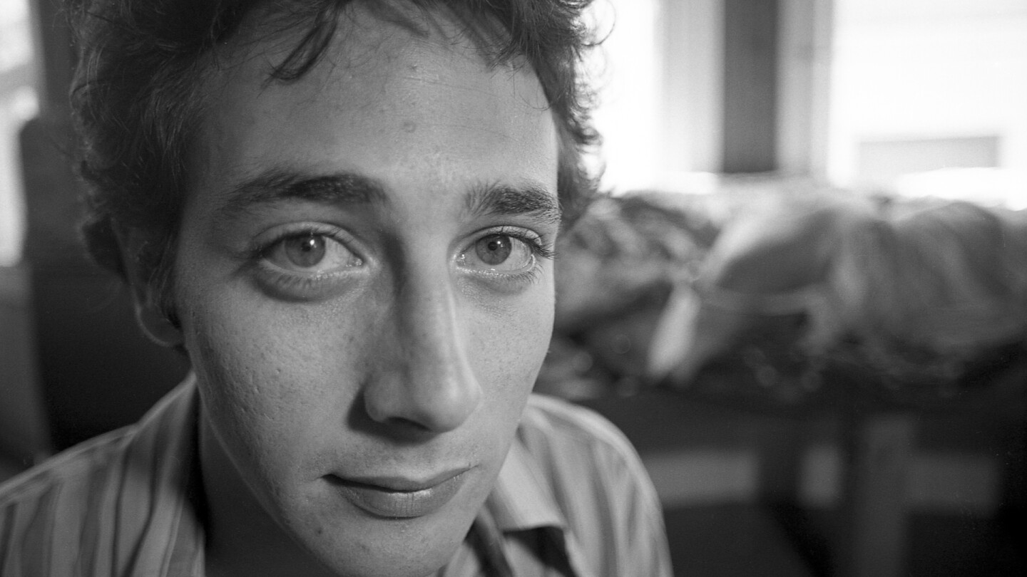 paul-reubens-tells-his-story-in-‘pee-wee-as-himself.’-here’s-how-it-came-together-after-his-death