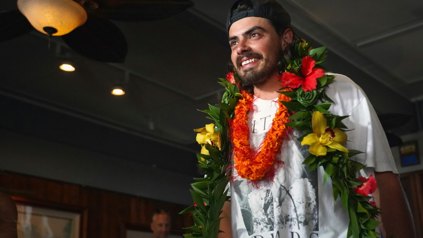 an-oregon-man-who-quit-his-job-to-set-sail-with-his-cat-arrives-to-cheering-fans-in-hawaii