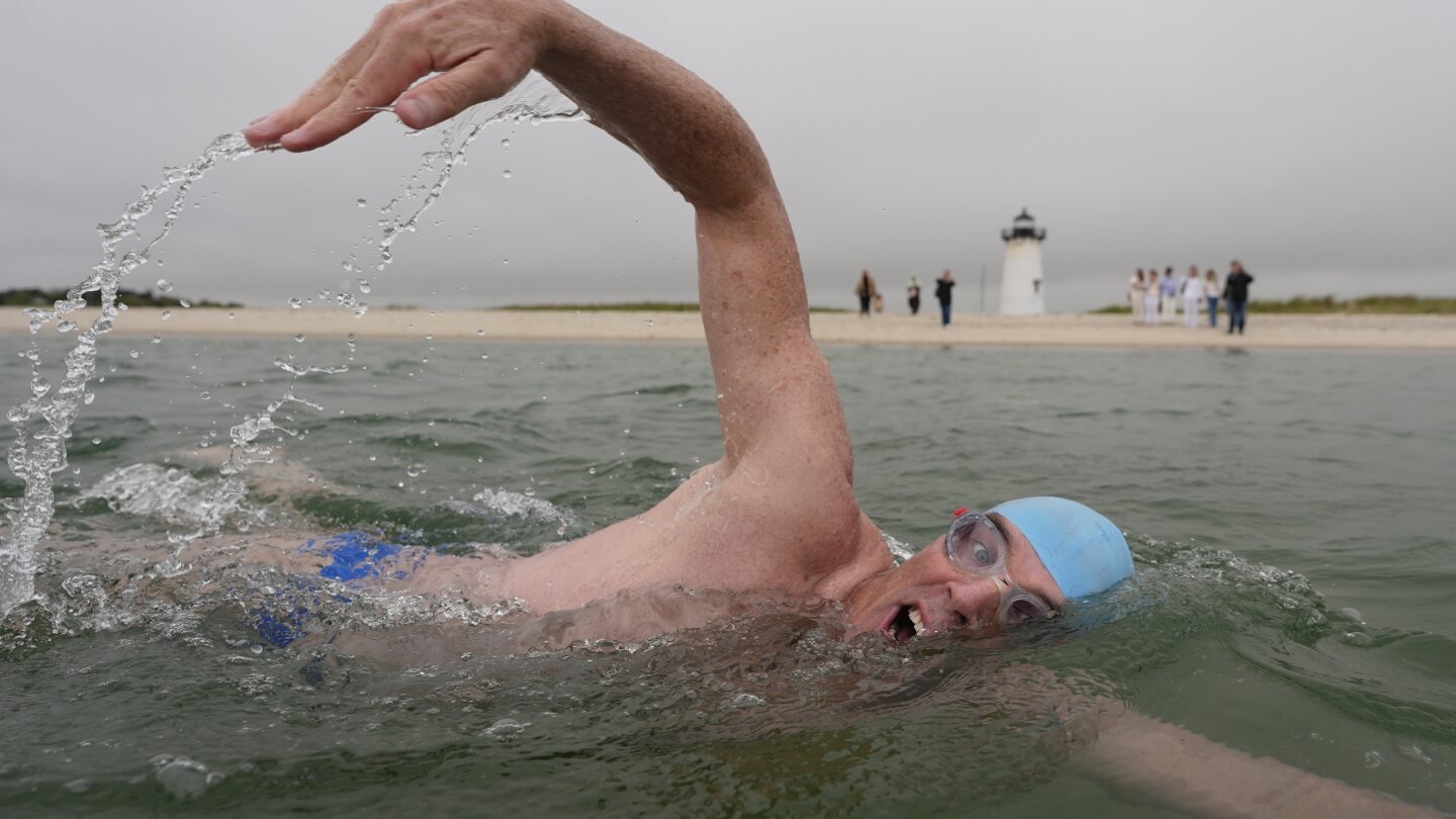 endurance-swimmer-closes-in-circumnavigation-of-martha’s-vineyard-ahead-of-‘jaws’-50th