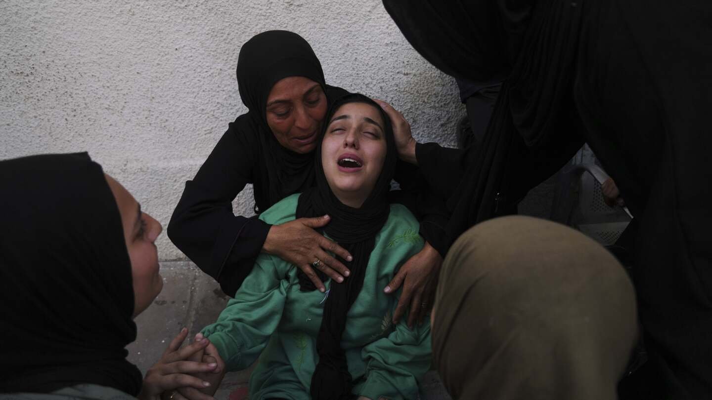 israeli-strike-on-school-turned-shelter-in-gaza-kills-25,-medics-say