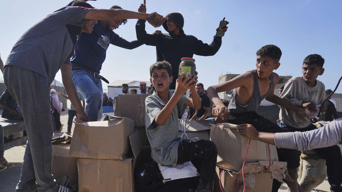 israeli-troops-fire-warning-shots-as-palestinians-overwhelm-new-gaza-food-center