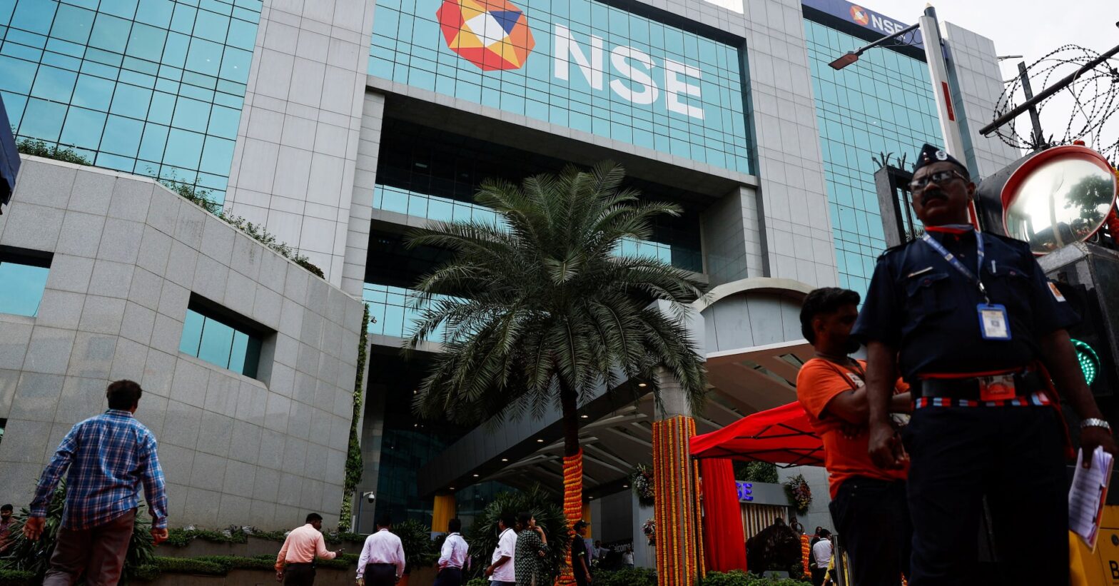 india’s-equity-benchmarks-set-for-muted-start;-itc-in-focus