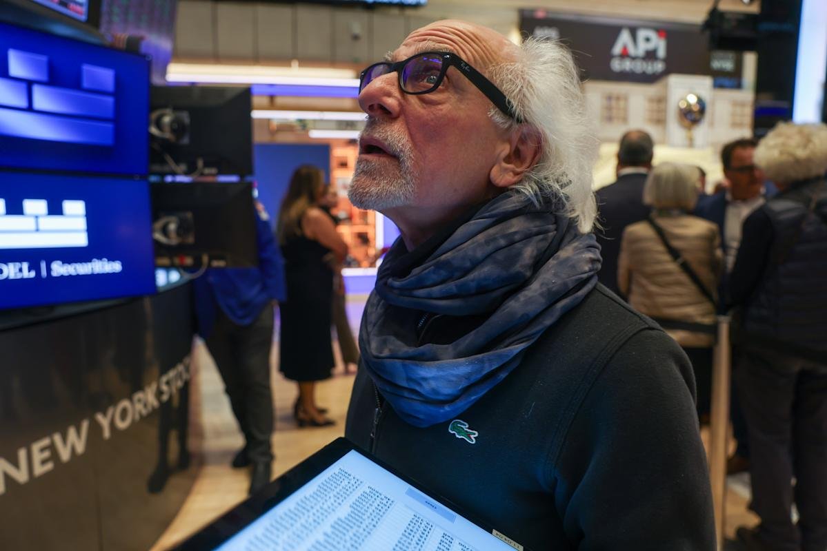 stock-market-today:-nvidia-earnings-boost-nasdaq,-s&p-500,-dow-retreat-on-tariff-uncertainty