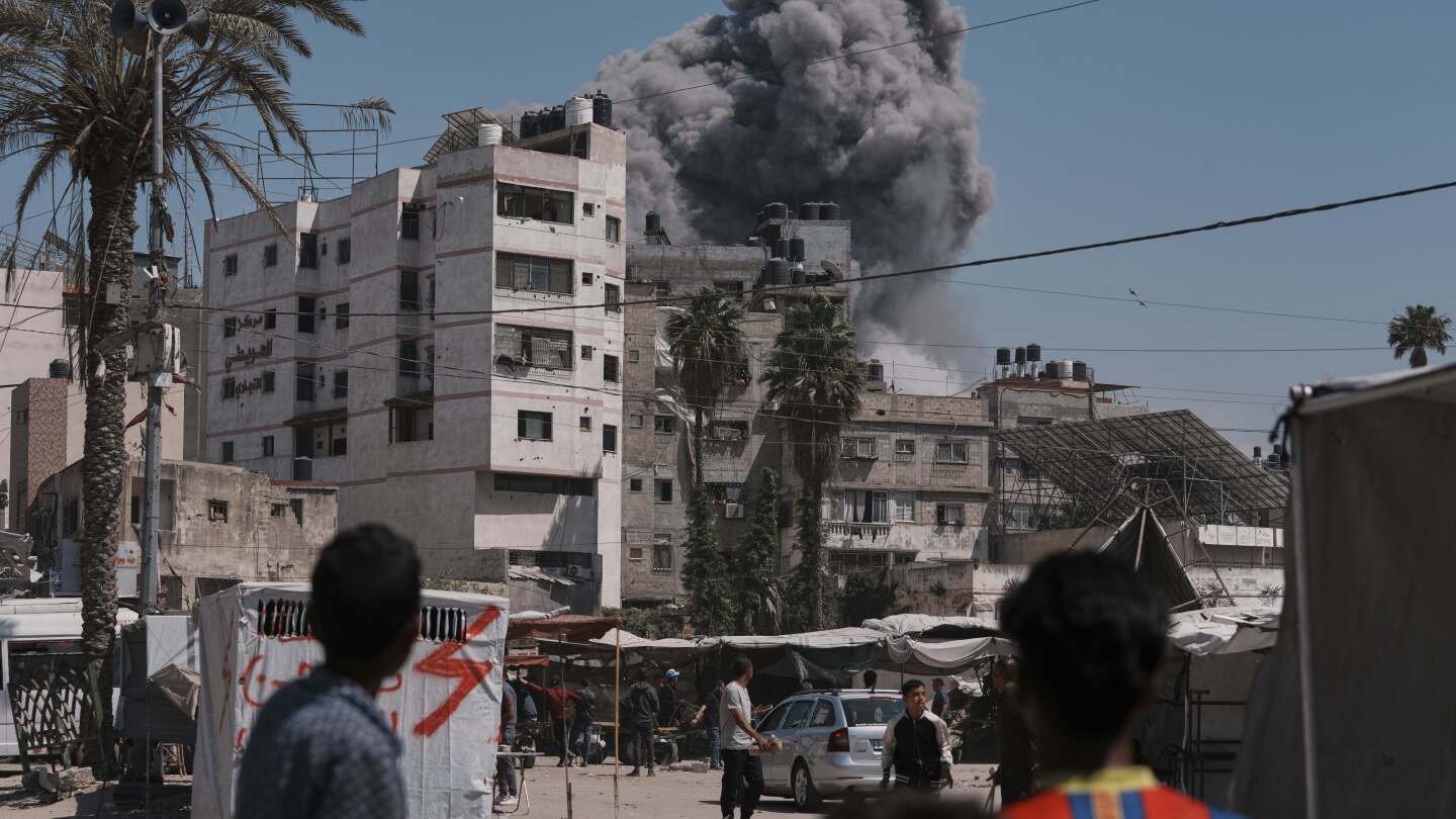 live-updates:-israeli-airstrikes-in-gaza-kill-at-least-14,-medics-say