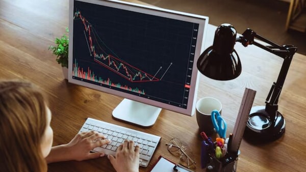 rbis-interest-rate-decision,-macroeco-data,-global-trends-to-drive-stock-mkts-this-week:-analysts