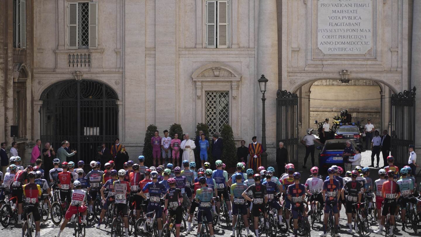pope-leo-xiv-blesses-cyclists-competing-in-the-giro-d’italia-as-final-stage-enters-vatican-gardens