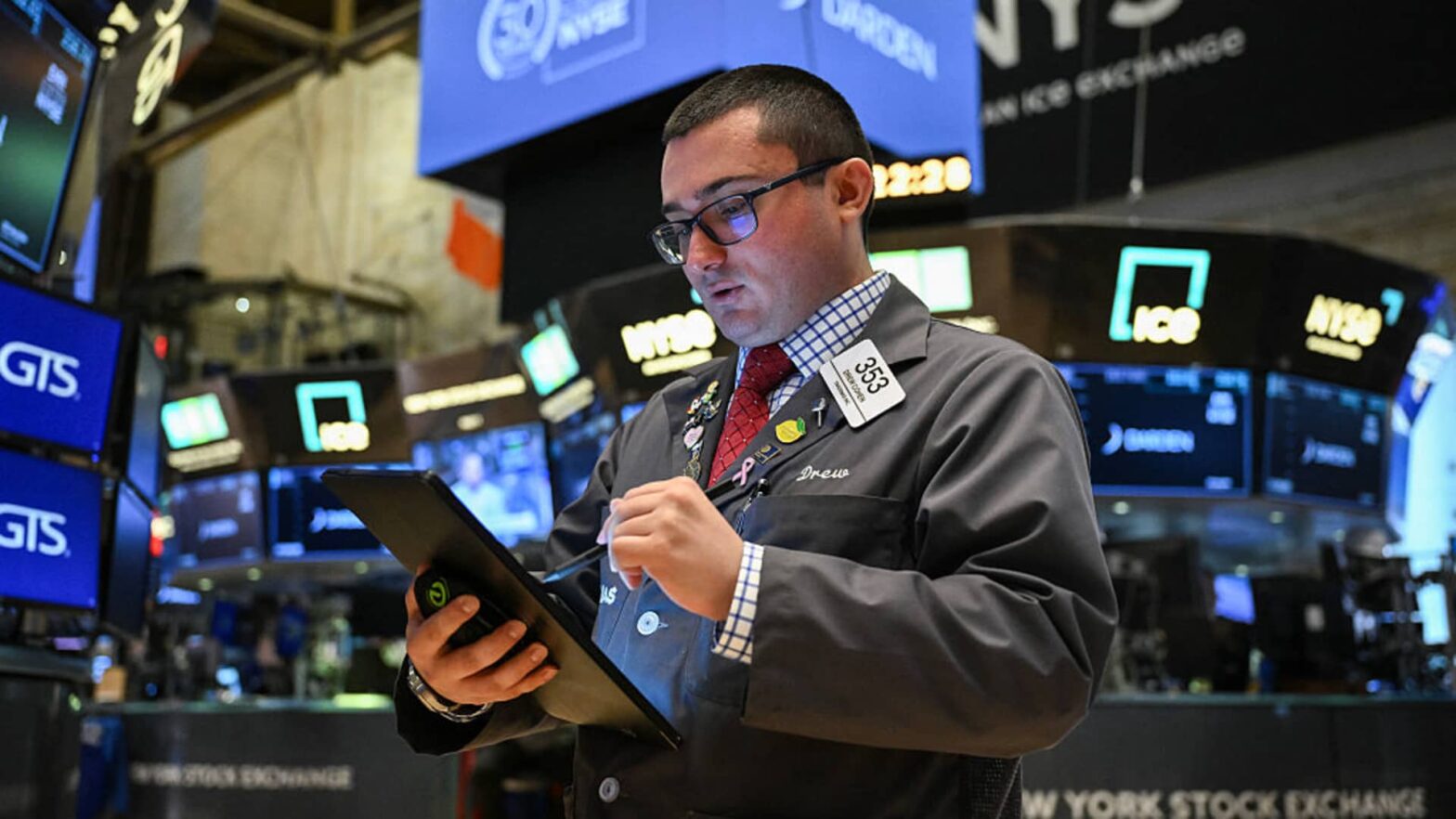 stock-futures-inch-lower-to-kick-off-start-of-the-new-trading-month:-live-updates