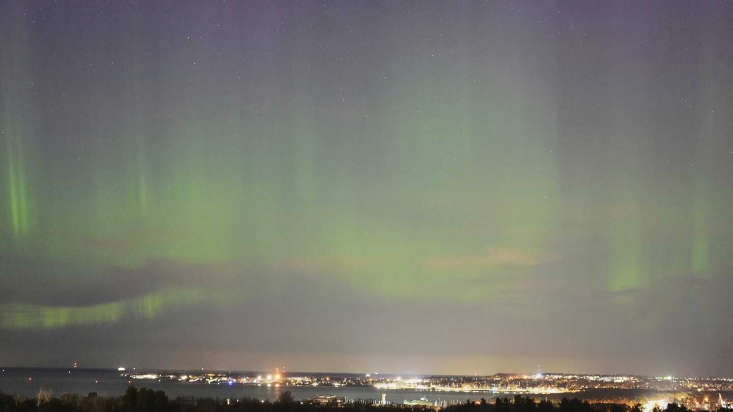 one-tech-tip:-how-to-use-your-smartphone-to-photograph-the-northern-lights