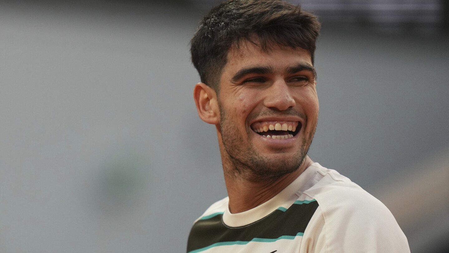 french-open:-carlos-alcaraz-beats-a-hurting-tommy-paul-6-0,-6-1,-6-4-to-return-to-the-semifinals