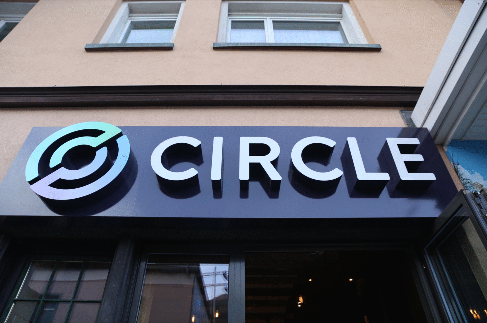 usdc-issuer-circle-debuts-on-nyse-at-$31-per-share,-valuing-stablecoin-firm-at-$6.2-billion