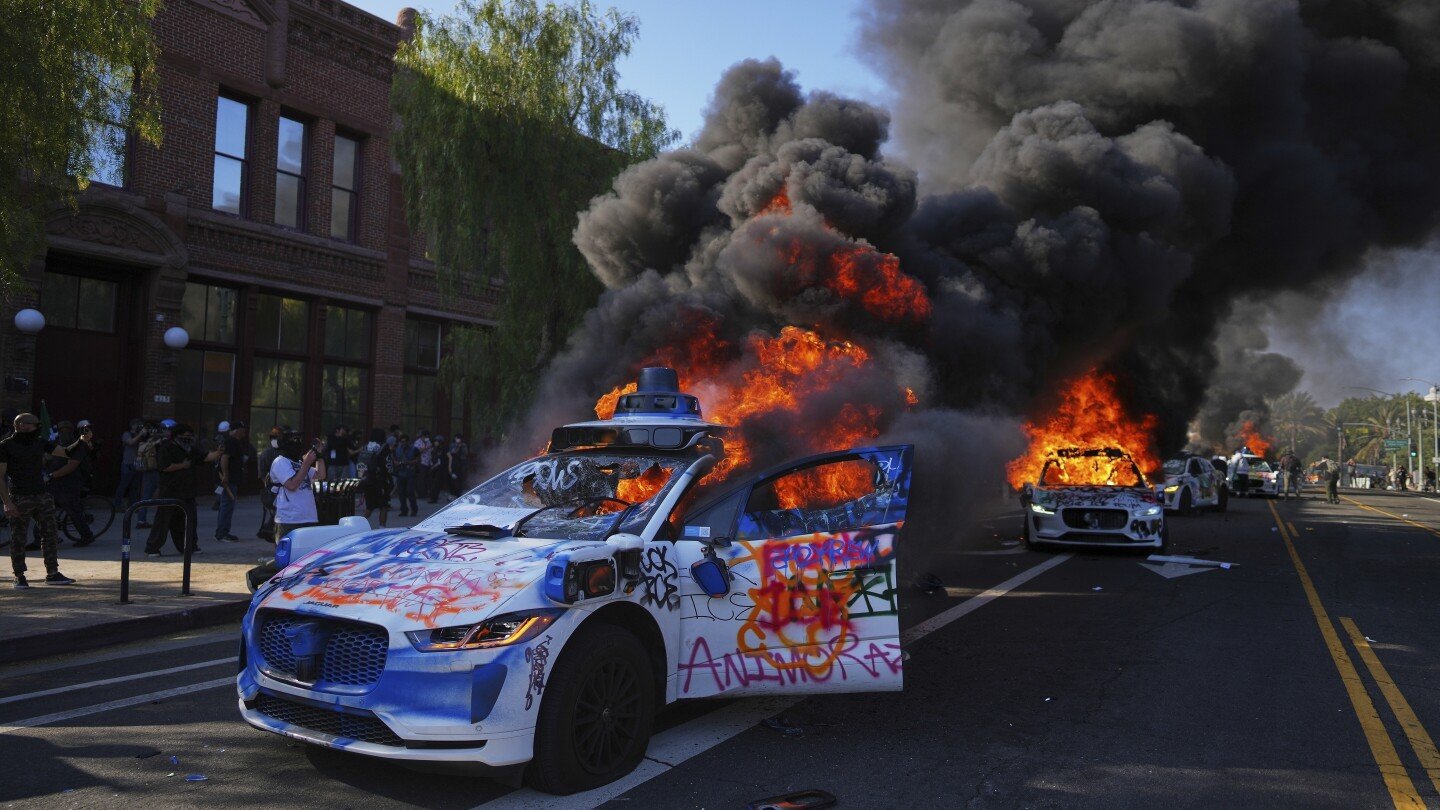 se-intensifican-las-protestas-en-los-angeles-despues-de-que-trump-despliegue-a-la-guardia-nacional